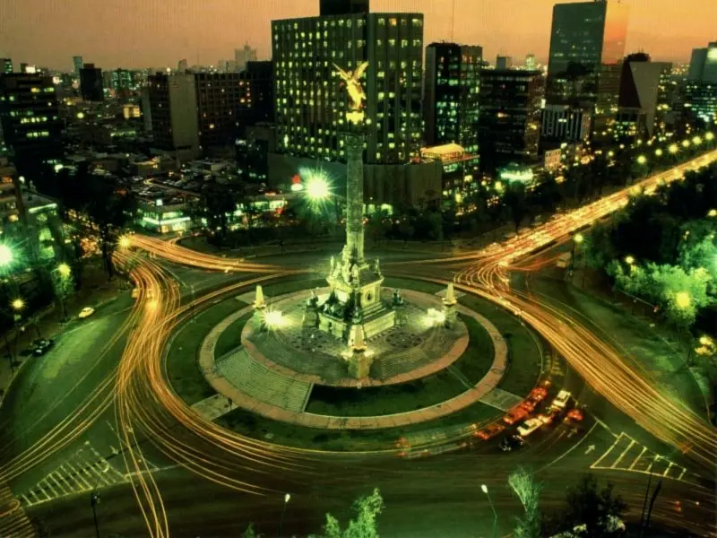 Ángel de la Independencia sobre Paseo de la Reforma de noche